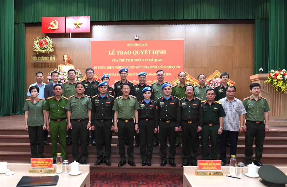 Bộ trưởng Lương Tam Quang cùng các đại biểu dự buổi Lễ.