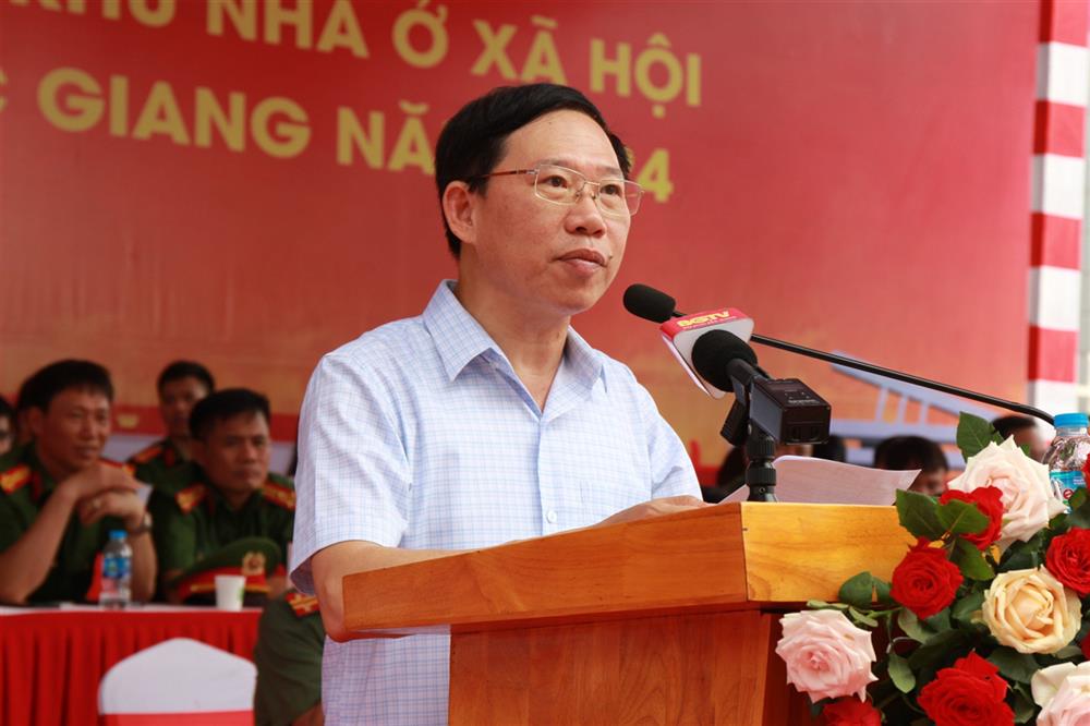 Đồng chí Lê Ánh Dương, Chủ tịch Ủy ban nhân dân tỉnh, Trưởng Ban Chỉ đạo diễn tập phương án chữa cháy và CNCH tỉnh phát biểu tại diễn tập.