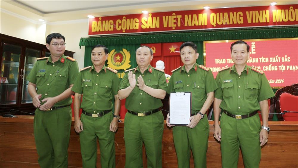 Đại tá Huỳnh Bảo Nguyên – Phó Giám đốc Công an tỉnh trao thưởng nóng cho phòng Cảnh sát ĐTTP về ma túy.