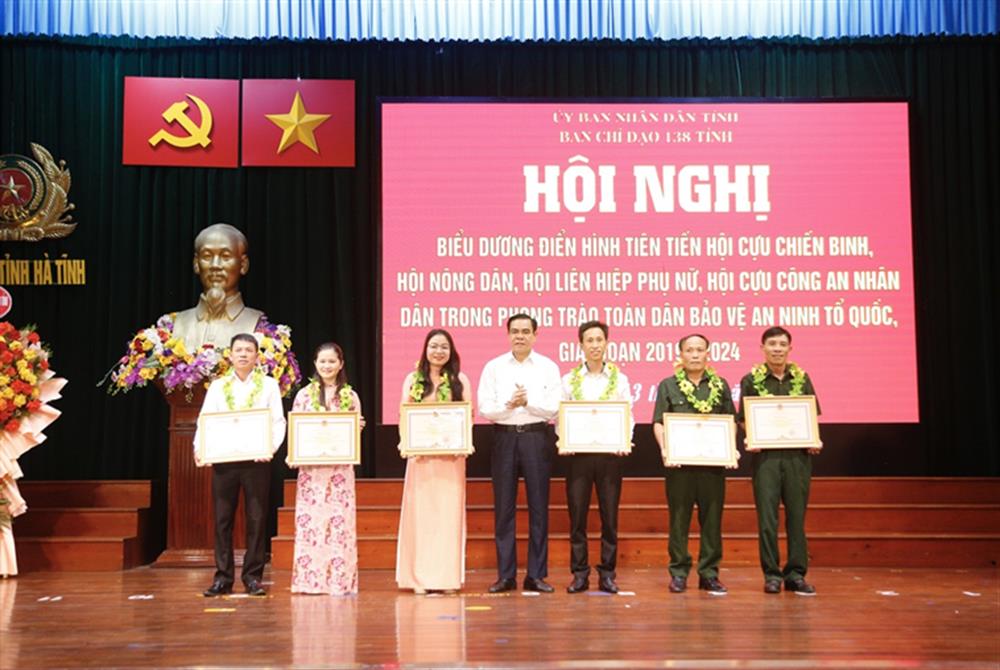 đồng chí Võ Trọng Hải trao Bằng khen của Chủ tịch UBND tỉnh cho 6 cá nhân hội viên các Hội.