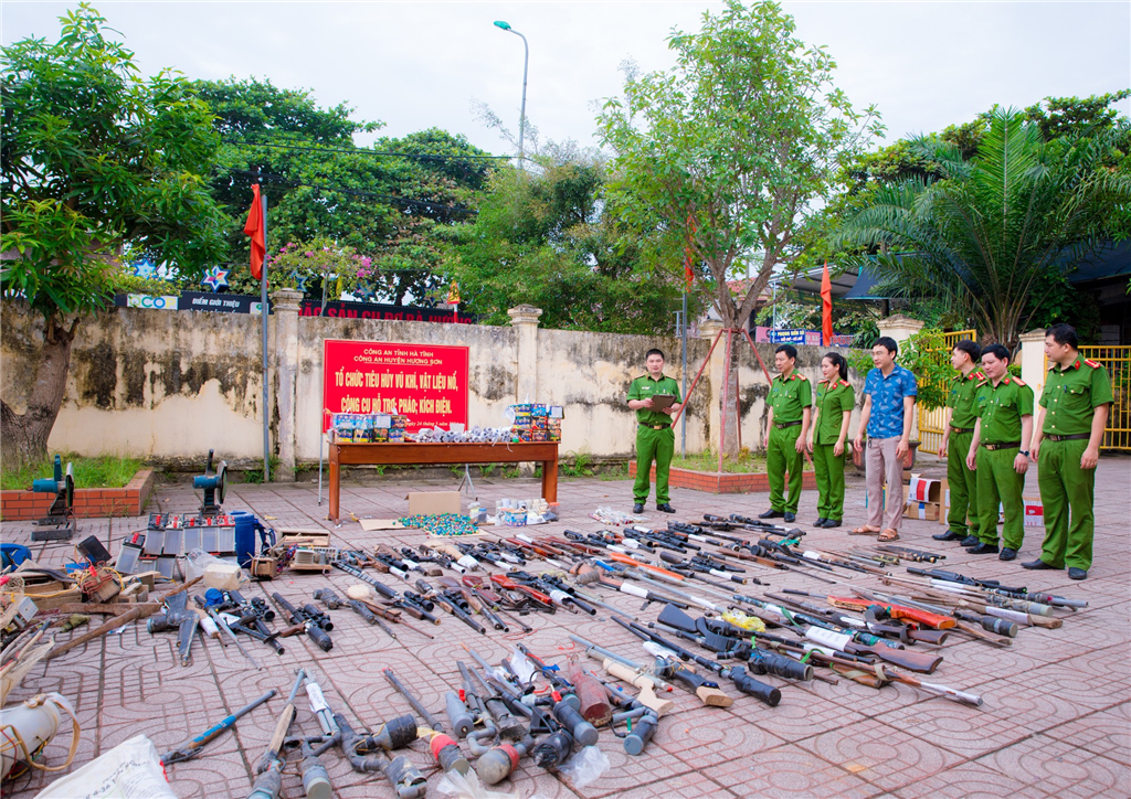 Công an huyện Hương Sơn tiến hành tiêu hủy số VK thu hồi.