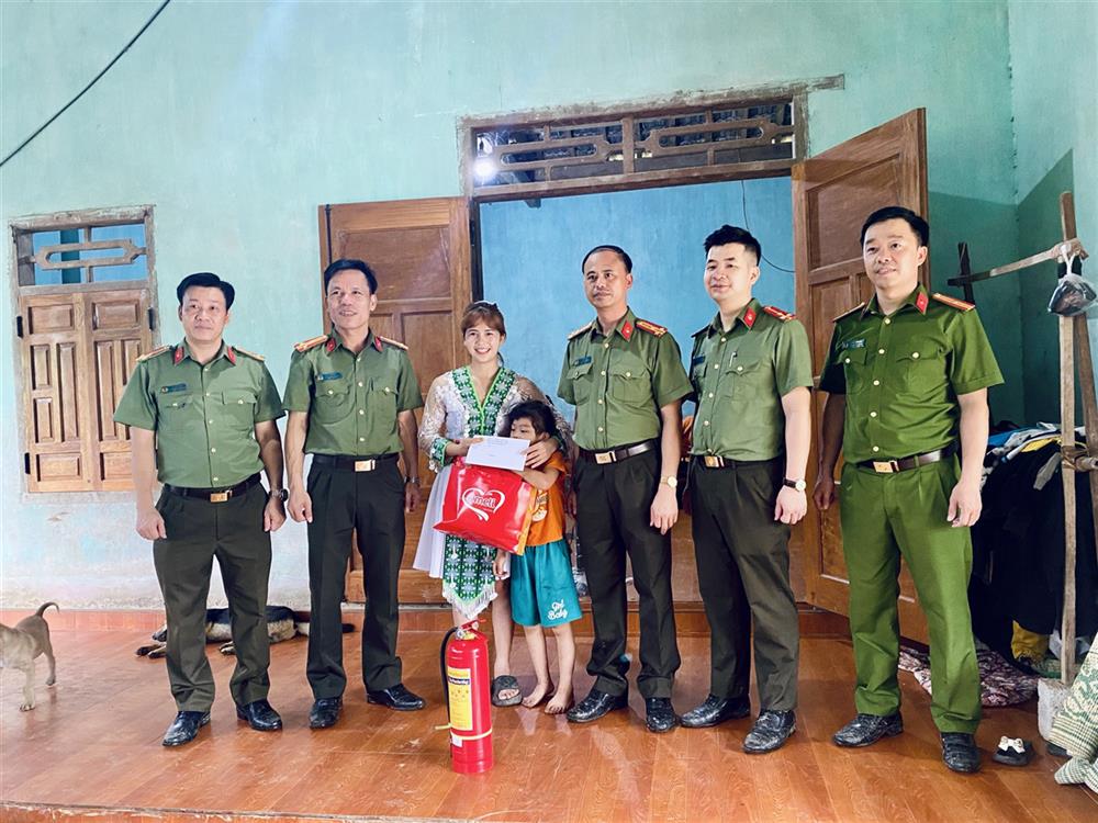 Ban Tổ chức tặng quà cho hộ gia đình có hoàn cảnh khó khăn trên địa bàn xã Nhất Hòa, huyện Bắc Sơn.