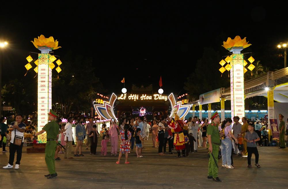 Lực lượng Công an Thừa Thiên Huế bảo đảm an ninh, trật tự Lễ hội Hoa đăng.