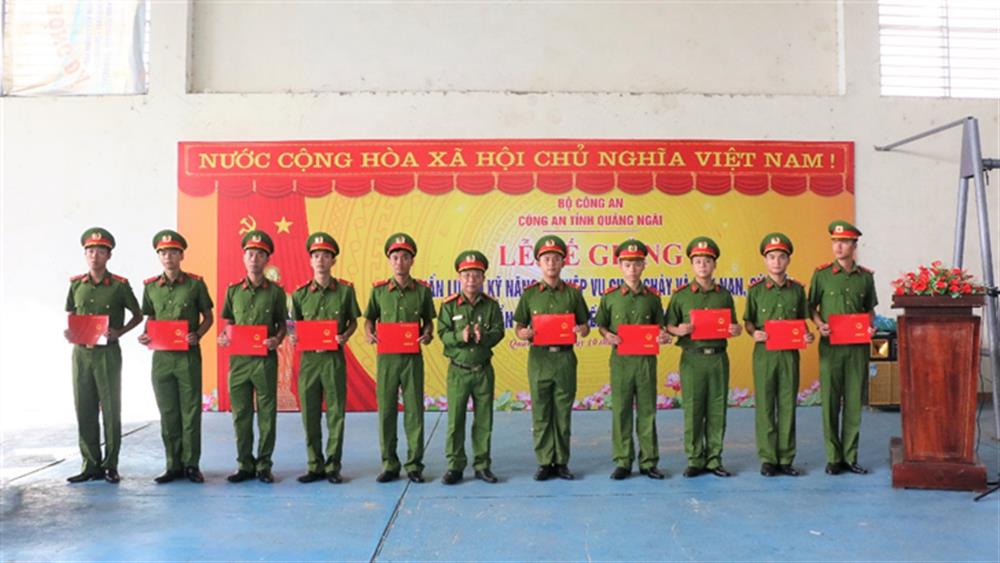 Đại tá Lê Xuân Hưng, Phó Giám đốc Công an tỉnh trao giấy chứng nhận cho các chiến sĩ nghĩa vụ