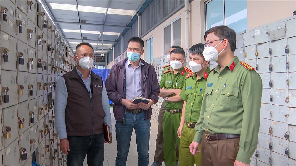 Lực lượng An ninh kinh tế công an tỉnh Bắc Giang cùng Công an huyện Việt Yên kiểm tra hướng dẫn tại Khu công nghiệp.