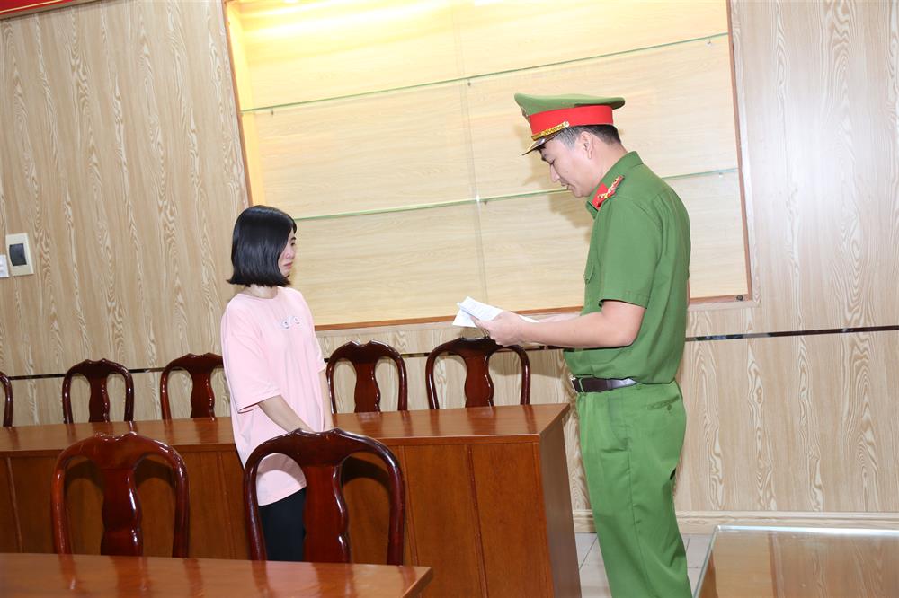 Cơ quan Cảnh sát điều tra đọc lệnh khởi tố bắt tạm giam bị can Đoàn Thị Kiều.