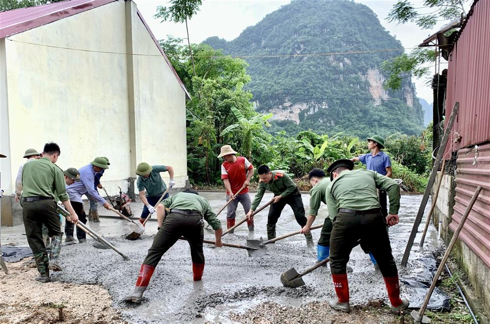 Các đoàn viên, thanh niên tham gia đổ bê tông sân nhà văn hóa thôn Gia Hòa 2, xã Nhất Hòa, huyện Bắc Sơn.