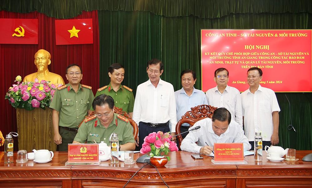 Lãnh đạo Công an tỉnh và lãnh đạo Sở Tài nguyên và Môi trường tỉnh An Giang ký kết Quy chế phối hợp.