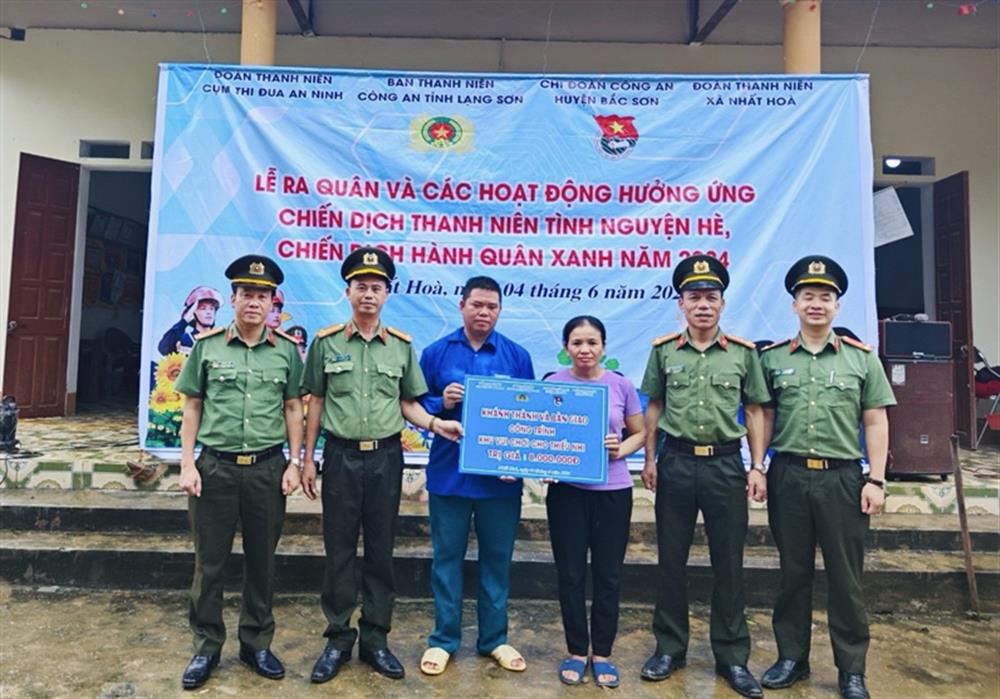các đơn vị trao tặng biển hỗ trợ kinh phí xây dựng khu vui chơi thiếu nhi cho xã Nhất Hòa, huyện Bắc Sơn