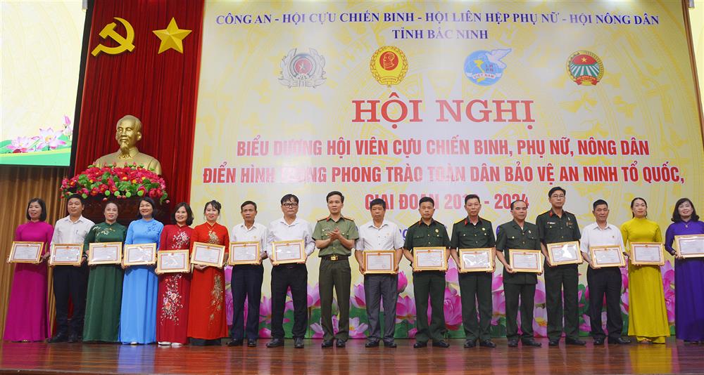 Đại tá Bùi Duy Hưng, Giám đốc Công an tỉnh trao Giấy khen tặng các tập thể có thành tích xuất sắc.