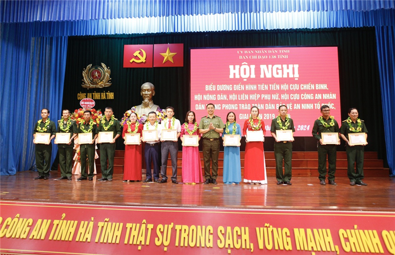 Đại tá Nguyễn Hồng Phong, trao giấy khen của đồng chí GĐ CAT cho các tập thê.