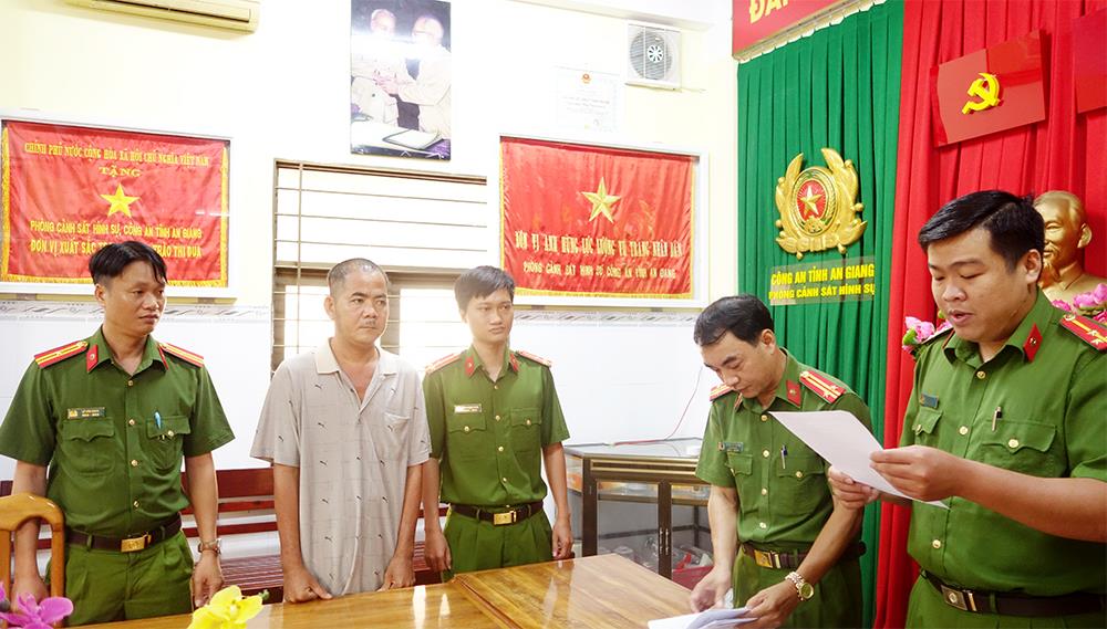 Cơ quan Cảnh sát điều tra Công an tỉnh An Giang tống đạt các Quyết định và Lệnh đối với La Văn Thuận