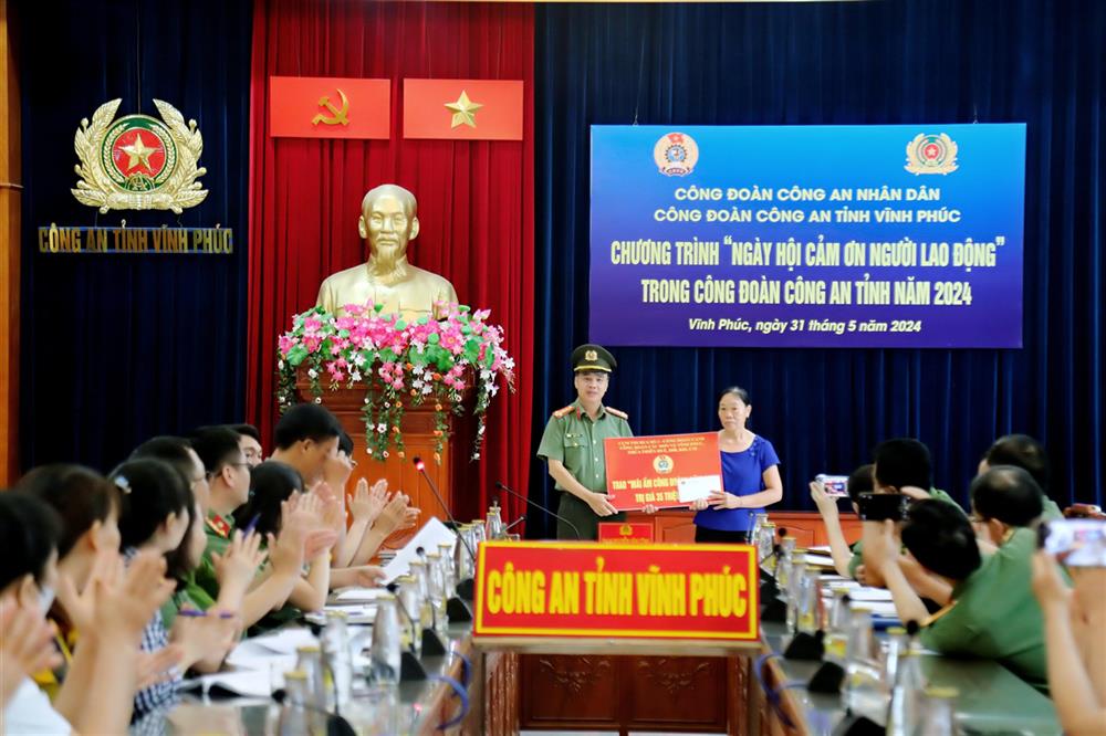 Đại tá Nguyễn Văn Công đã trao kinh phí “Mái ấm công đoàn” tặng 01 đoàn viên công đoàn Công an tỉnh,