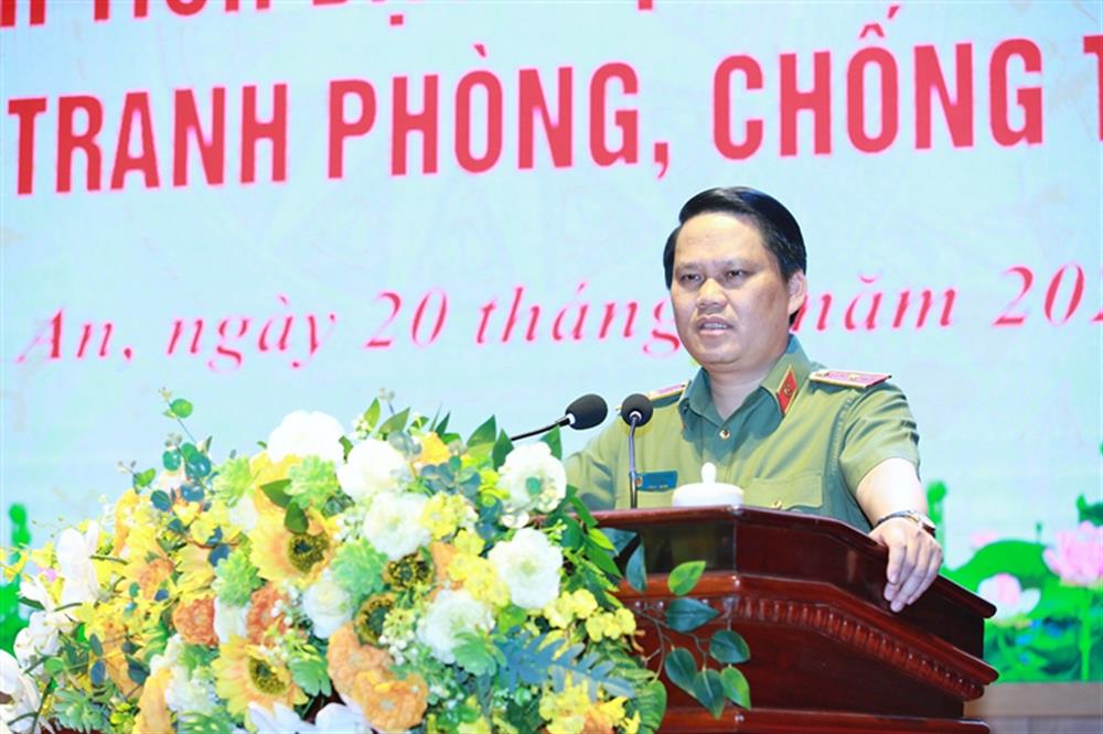 Thiếu tướng Bùi Quang Thanh, Giám đốc Công an tỉnh chúc mừng thành tích xuất sắc của Công an các đơn vị, địa phương trong đấu tranh phòng, chống tội phạm.