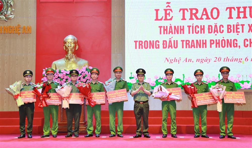 Thiếu tướng Bùi Quang Thanh, Giám đốc Công an tỉnh trao thưởng cho các đơn vị có thành tích xuất sắc trong đấu tranh với tội phạm ma túy, hình sự, kinh tế, chức vụ.