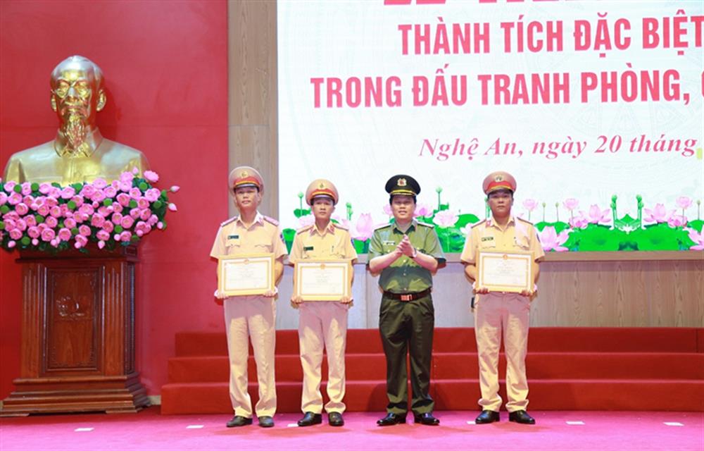 Thiếu tướng Bùi Quang Thanh, Giám đốc Công an tỉnh trao Giấy khen cho các đồng chí Phòng Cảnh sát giao thông vì đã có nghĩa cử cao đẹp cứu giúp người bị nạn qua cơn nguy kịch.