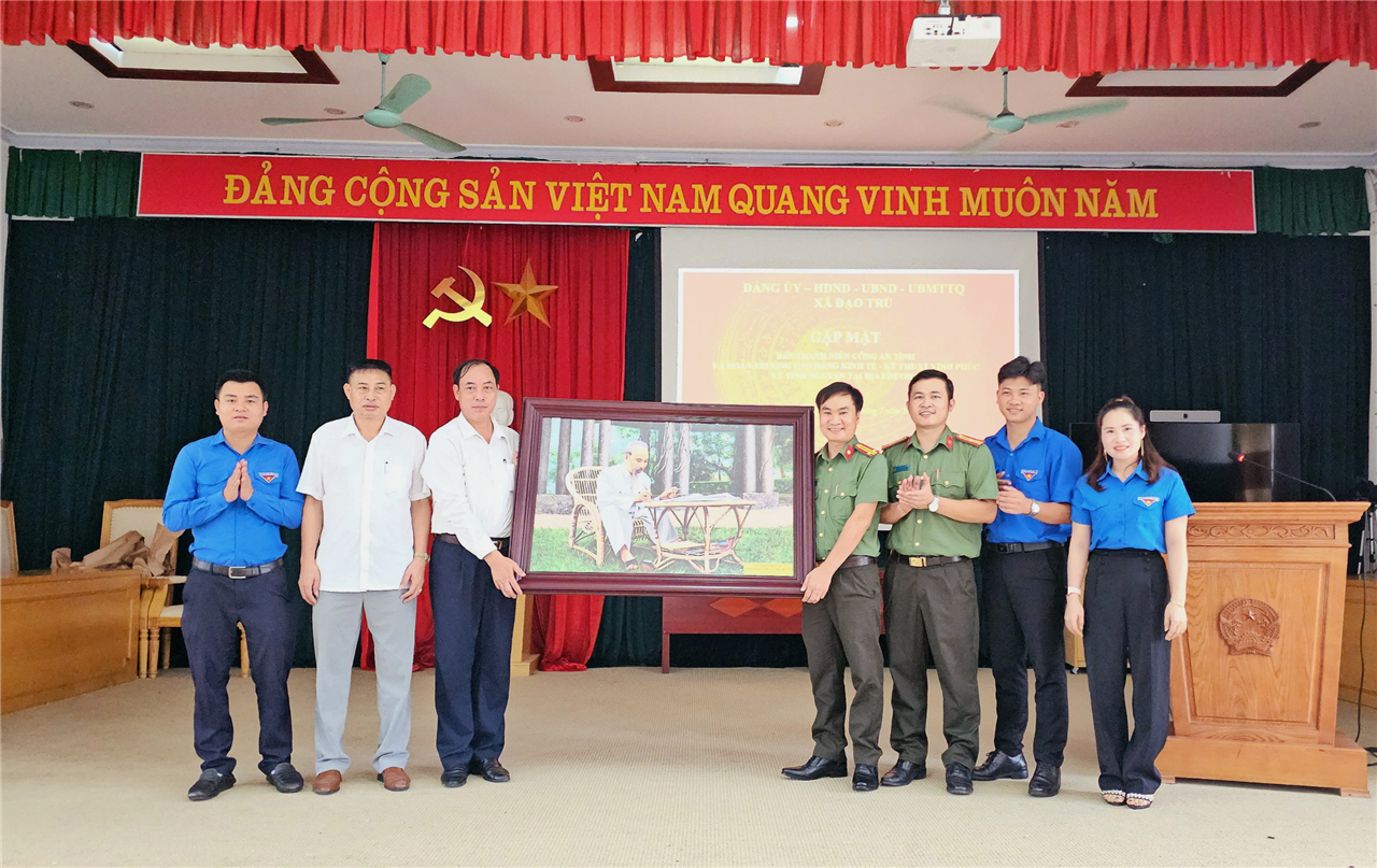 Các đơn vị tham gia tình nguyện tặng quà Ủy ban nhân dân xã Đạo Trù.