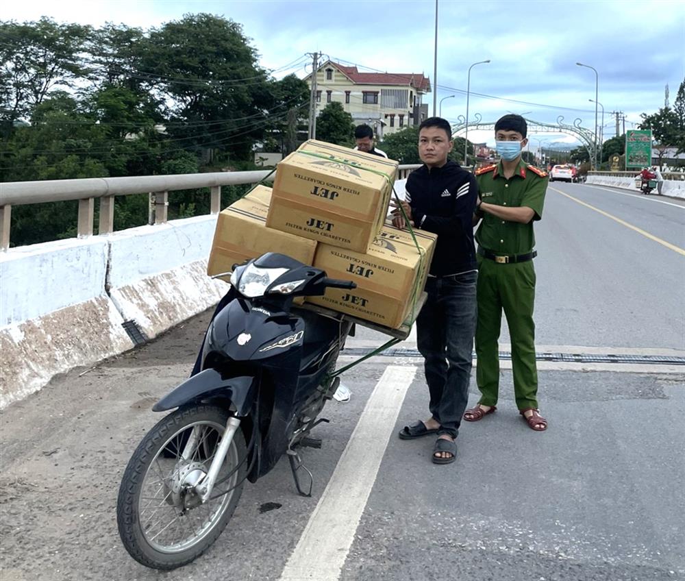 Đối tượng Hoàng Bảy và tang vật tại hiện trường.