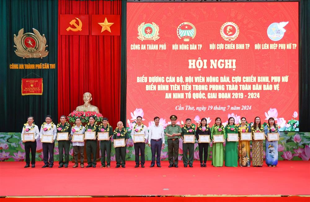 Thiếu tướng Nguyễn Văn Thuận; lãnh đạo Ủy ban Mặt trận Tổ quốc Việt Nam TP Cần Thơ trao Giấy khen của Giám đốc Công an TP tặng các tập thể, cá nhân.