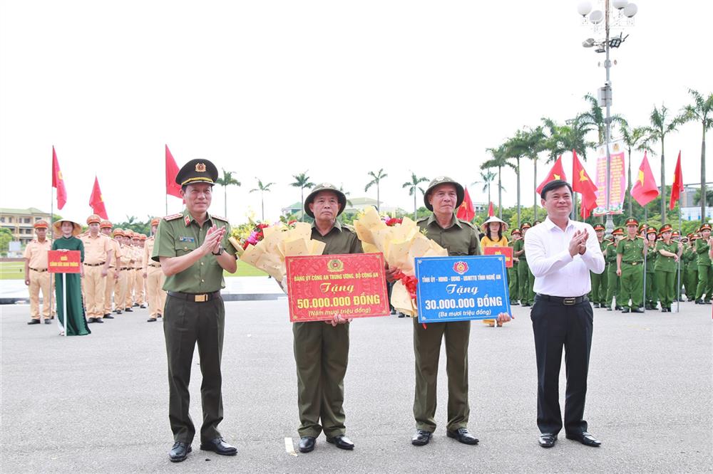 Bộ trưởng Lương Tam Quang; đồng chí Thái Thanh Quý trao quà tặng