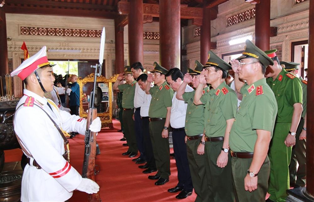 Đoàn đại biểu tưởng niệm các anh hùng liệt sĩ tại Khu Di tích lịch sử Quốc gia Truông Bồn.