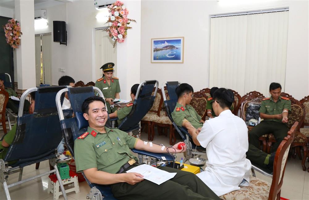 Đoàn viên thanh niên Công an tỉnh Thừa Thiên Huế tích cực tham gia phong trào hiến máu tình nguyện.