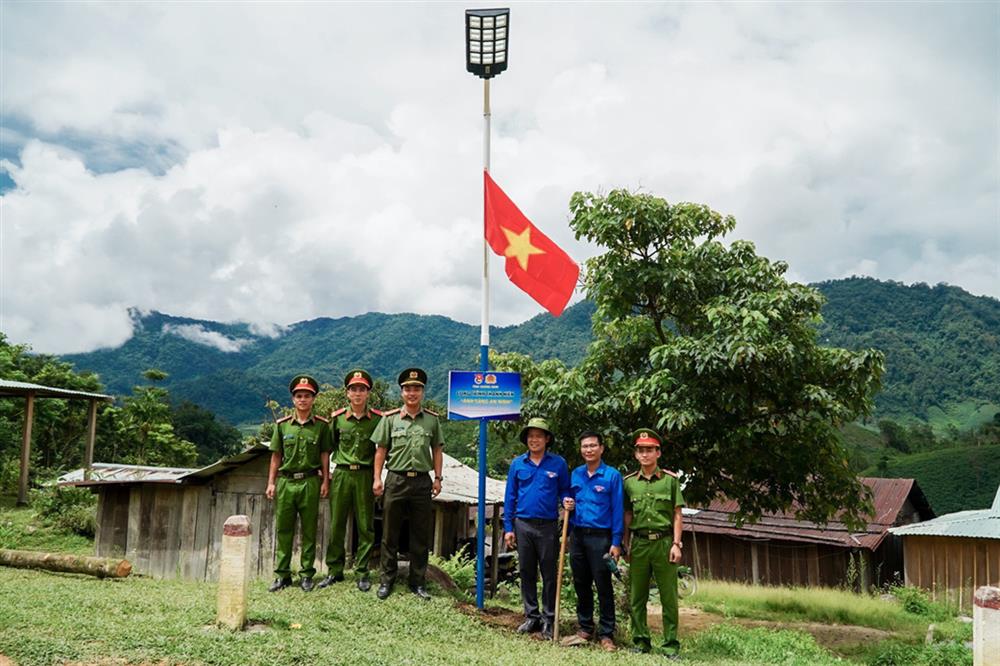 Bàn giao Công trình thanh niên “Ánh sáng an ninh”.