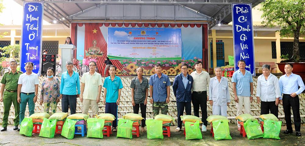 Công an huyện Thoại Sơn cùng các nhà hảo tâm trao quà tặng người dân và học sinh có hoàn cảnh khó khăn.  