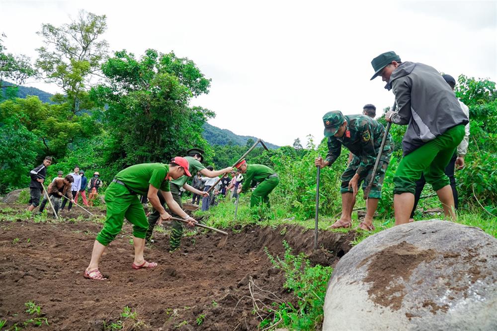 Tuổi trẻ các lực lượng thi công, san lấp mặt bàn làm sân bóng đá cho thiếu nhi.