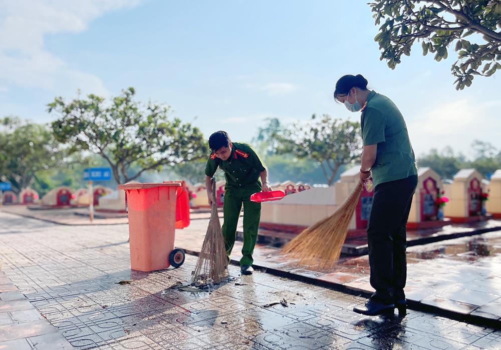 Đoàn viên, thanh niên Công an thành phố Long Xuyên cùng tuổi trẻ các đơn vị chăm sóc các phần mộ liệt sỹ.