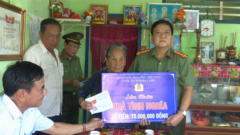 Đại tá Trương Công Dũng thăm hỏi và trao kinh phí hỗ trợ sửa chữa nhà tình nghĩa tặng Mẹ Việt Nam Anh hùng Đỗ Thị Hai (ở xã Vĩnh Hưng A, huyện Vĩnh Lợi).