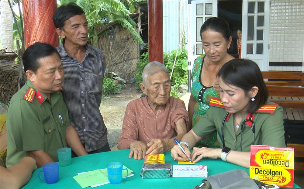 Đoàn công tác khám bệnh và cấp thuốc cho Mẹ Việt Nam Anh hùng Huỳnh Thị Tư (ở xã Ninh Quới, huyện Hồng Dân).