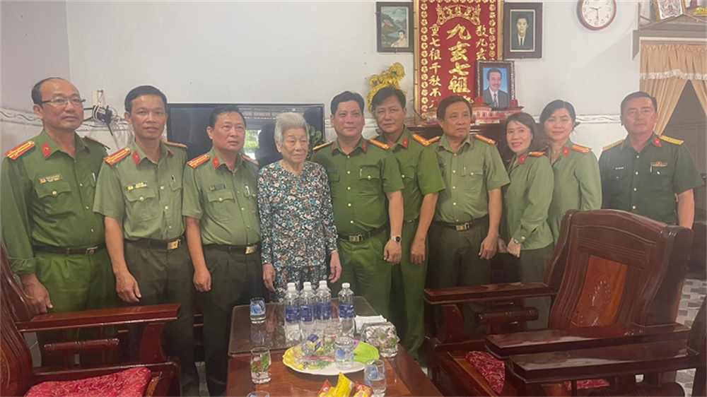 Đoàn công tác thăm hỏi, tặng quà Mẹ Việt Nam Anh hùng Lâm Thị Hứ (ở Phường 1, thành phố Bạc Liêu).