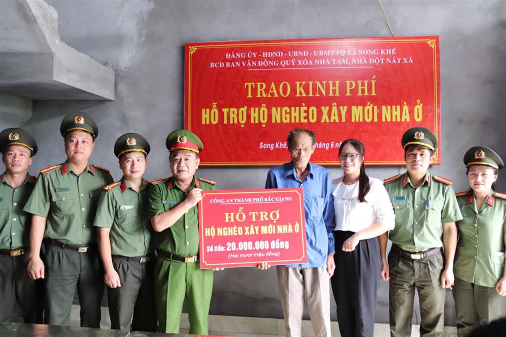 Đại diện lãnh đạo Công an thành phố Bắc Giang trao tặng kinh phí hỗ trợ gia đình ông Trần Văn Lệ (thôn Yên Khê, xã Song Khê, thành phố Bắc Giang).