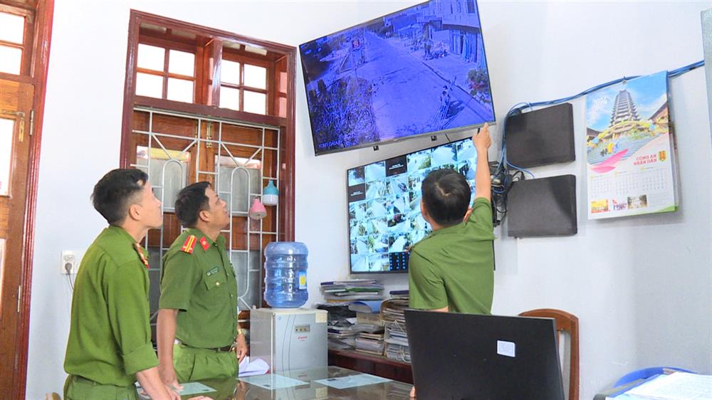 Công an xã Phước Sơn kiểm tra hệ thống camera an ninh trên địa bàn.