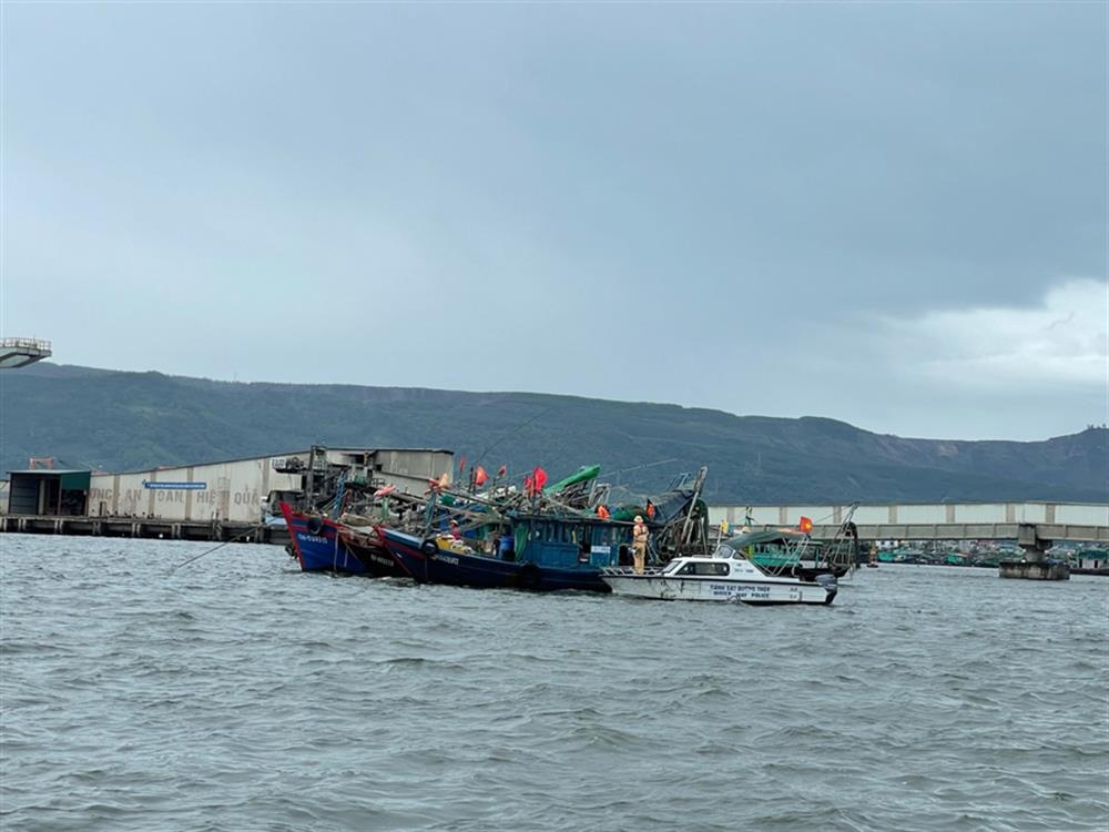 Lực lượng Công an vận động, tuyên truyền ngư dân về nơi tránh, trù bão an toàn.