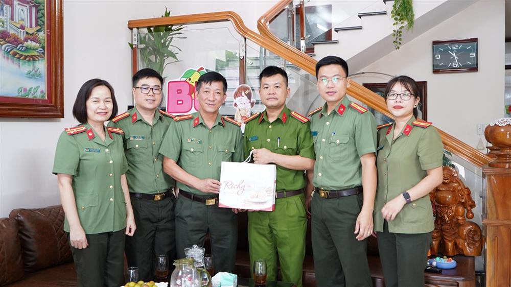 Đoàn công tác thăm hỏi, tặng quà thương binh Đinh Quang Tuấn.