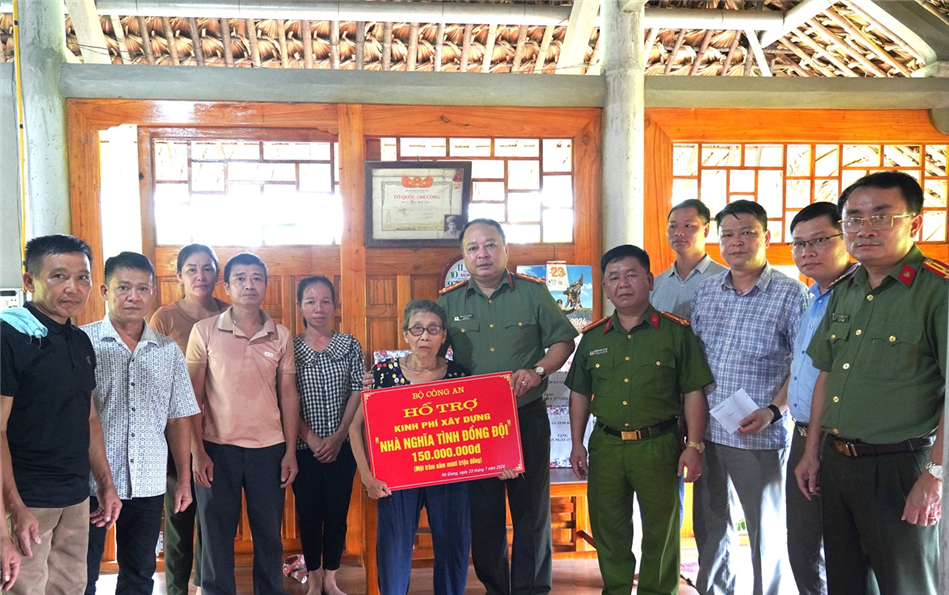 Đại tá Phan Huy Ngọc, Giám đốc Công an tỉnh trao kinh phí hỗ trợ xây dựng nhà nghĩa tình đồng đội tặng thân nhân gia đình liệt sĩ.