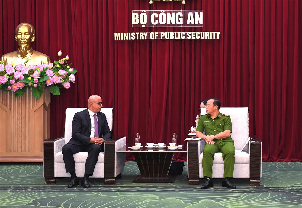 Thứ trưởng Nguyễn Văn Long phát biểu tại buổi tiếp.