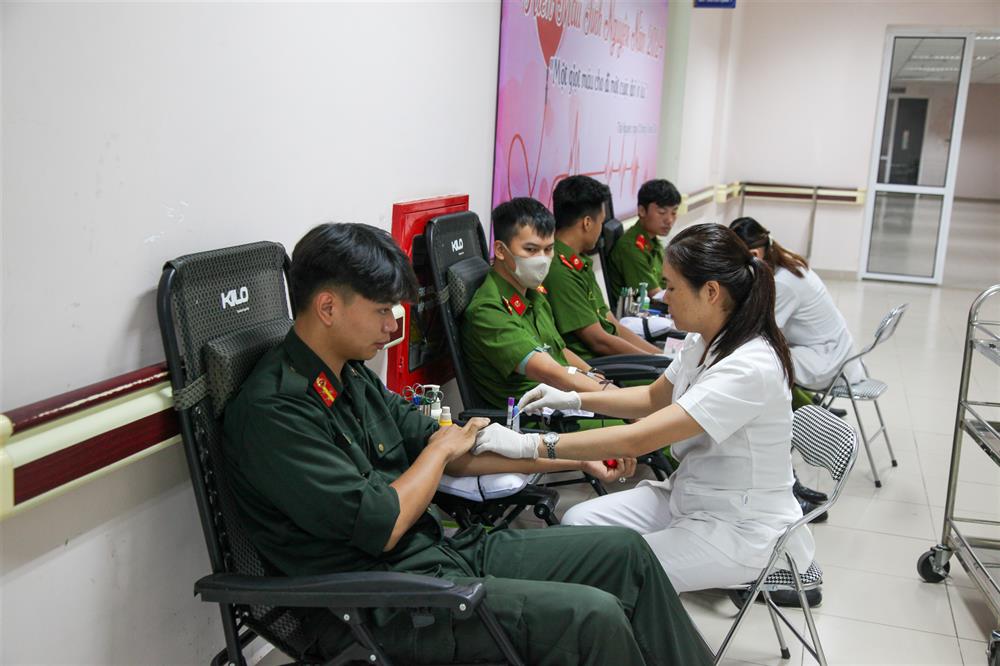 Cán bộ, chiến sĩ Câu lạc bộ “Hiến máu tình nguyện phản ứng nhanh” của Phòng Cảnh sát cơ động hiến máu để cấp cứu người bệnh.
