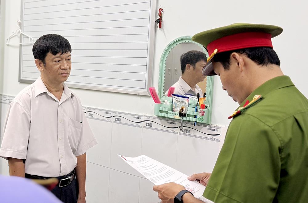 Cơ quan Cảnh sát điều tra Công an tỉnh An Giang tống đạt các Quyết định khởi tố bị can và Lệnh cấm đi khỏi nơi cư trú đối với Liệt Lâm.