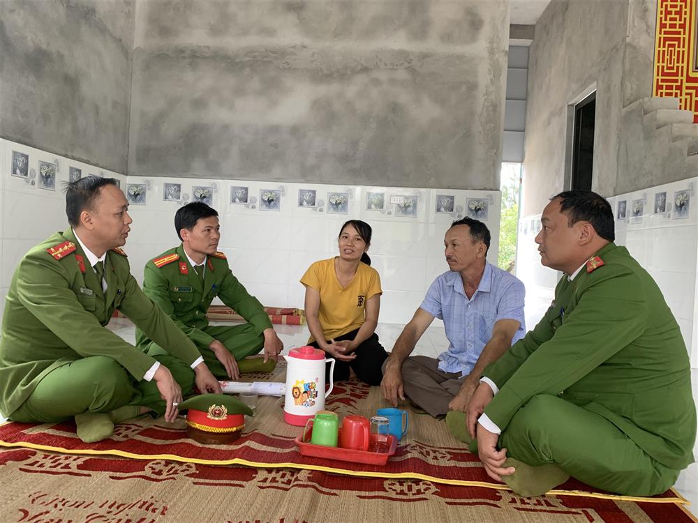 Đại úy Nguyễn Ngọc Minh (ngoài cùng bên trái) tuyên truyền chính sách của Đảng, pháp luật của Nhà nước đến tận người dân