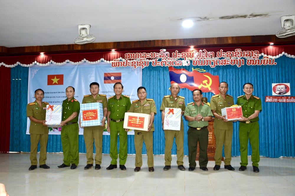 Lãnh đạo Công an các đơn vị, địa phương thuộc Công an tỉnh Quảng Nam tặng quà các đơn vị, địa phương thuộc Công an tỉnh Sê Kông.