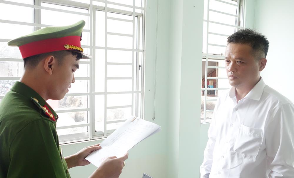 Cơ quan Cảnh sát điều tra Công an tỉnh An Giang tống đạt các Quyết định khởi tố bị can và Lệnh cấm đi khỏi nơi cư trú đối với Nguyễn Tấn Triều.