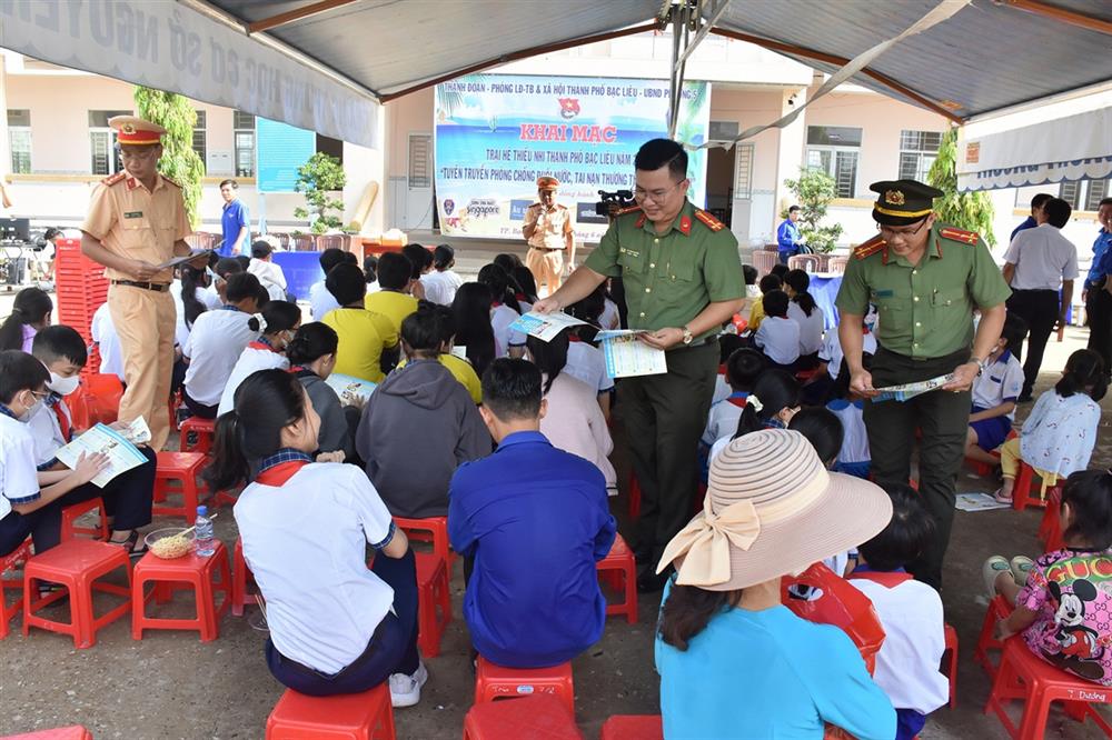 Đẩy mạnh tuyên truyền pháp luật về bảo đảm TTATGT cho học sinh.