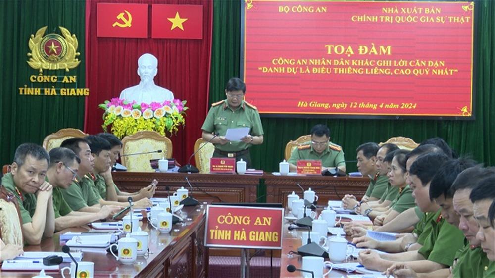 Đại tá Hoàng Văn Mạnh, Phó Giám đốc Công an tỉnh phát biểu tham luận tại Tọa đàm khoa học với chủ đề Công an nhân dân khắc ghi lời căn dặn “Danh dự là điều thiêng liêng, cao quý nhất”.