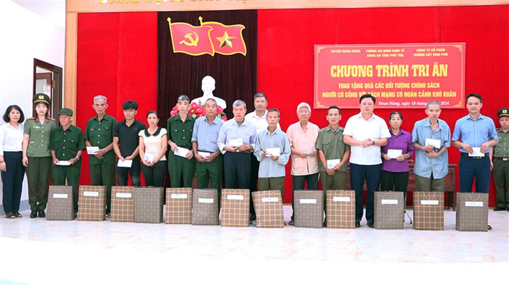 Đoàn công tác của Phòng An ninh kinh tế trao 60 suất quà tặng các đối tượng chính sách, người có công với cách mạng có hoàn cảnh khó khăn.