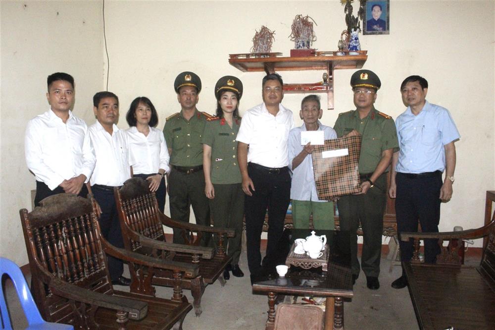 Đoàn công tác thăm hỏi, tặng quà các gia đình thương, bệnh binh có hoàn cảnh khó khăn trên địa bàn xã Ca Đình, huyện Đoan Hùng.