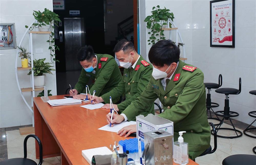 Đại úy Chu Hoàng Long người tham gia tích cực vào công tác vận động cán bộ, chiến sỹ trong đơn vị hiến máu nhân đạo.