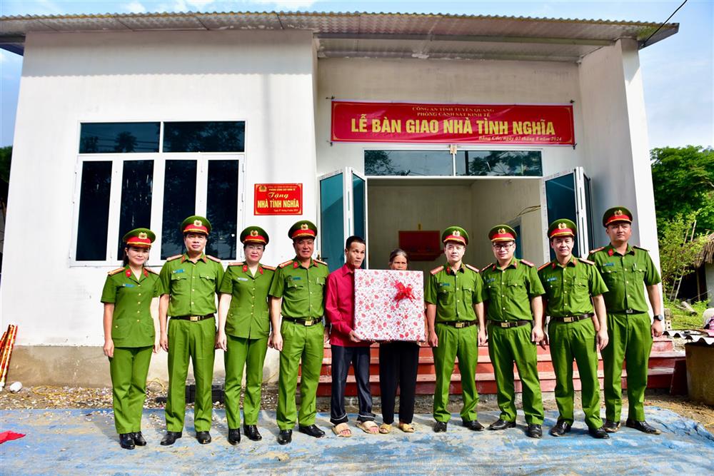 Phòng Cảnh sát điều tra tội phạm về tham nhũng, kinh tế, buôn lậu, môi trường bàn giao nhà tặng gia đình ông Trần Văn Nhận và bà Phùng Thị Viên.